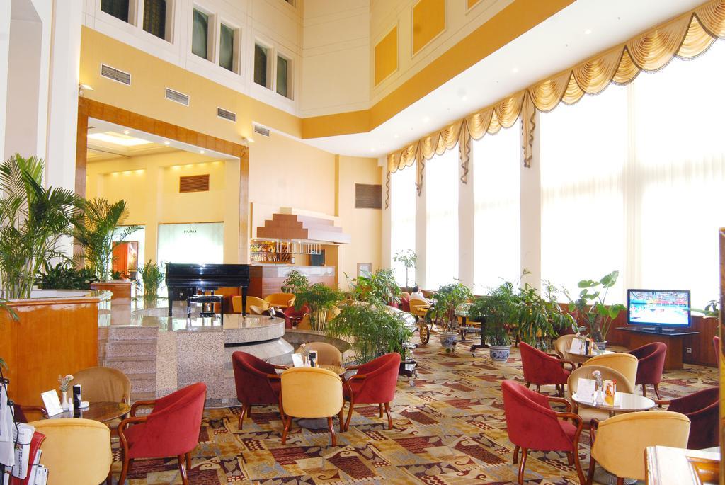 Yinhe Dynasty Hotel Чънду Екстериор снимка
